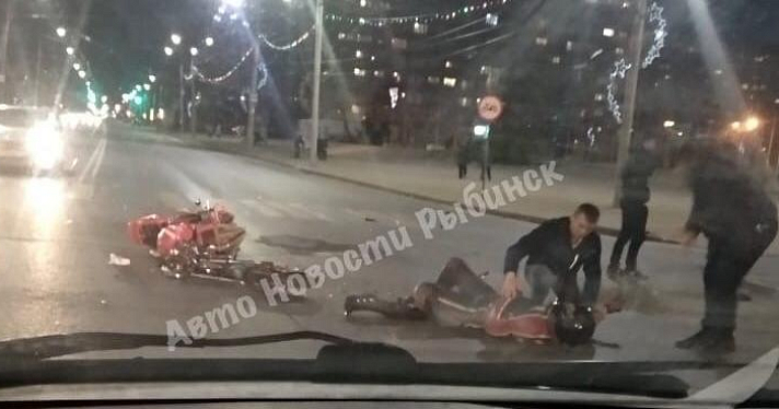 Мотоциклист столкнулся с иномаркой в центре Рыбинска