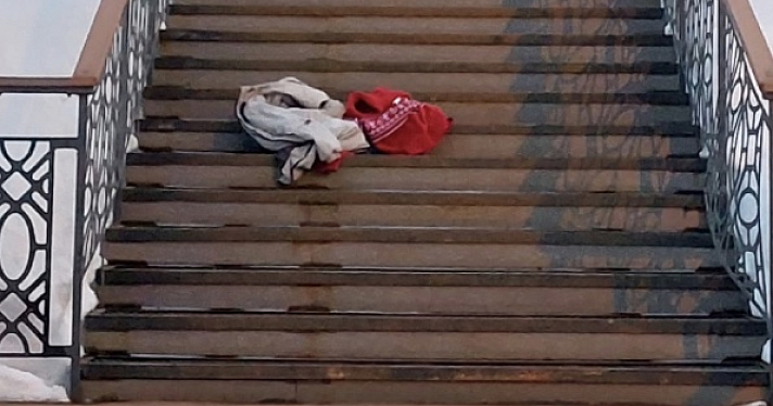 «Люди проходили мимо, обходили чудака в свитере»: в Ярославской области спасли мужчину на Волге