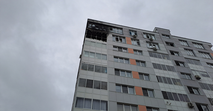 У дома разбросаны обгоревшие детские книжки: в центре Ярославля сгорела квартира в новостройке_255683