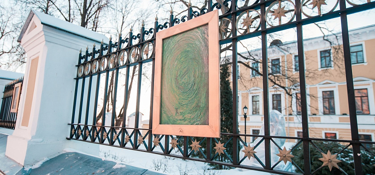 На заборе Ярославского художественного музея прошла негласная выставка «Я-М-2». Художник P. V. Y. представил работы, выполненные в технике «моллибус», а через два часа они исчезли_156283