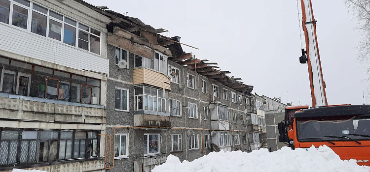 В Ярославской области под тяжестью снега массово рушатся крыши жилых домов_265362