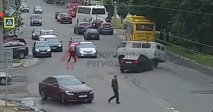 На перекрёстке в центре Ярославля в результате ДТП опрокинулся УАЗ
