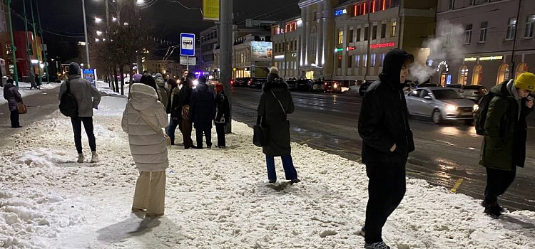 Площадь Юности в Ярославле осталась без остановочного комплекса_229638