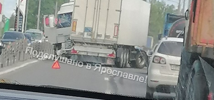 В Ярославле из-за ДТП у Суринского путепровода образовалась огромная пробка