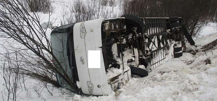 В Ярославской области перевернулся экскурсионный автобус с детьми