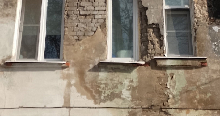 В Ярославле из-за протечек крыши обвалился фасад жилого дома_236077