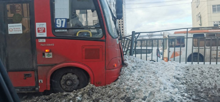 Влетели в разделительную полосу: в Ярославле произошло ДТП с участием маршрутки
