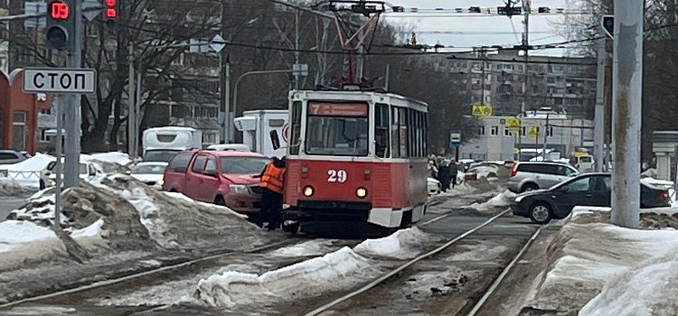 В Ярославле легковушка столкнулась с трамваем