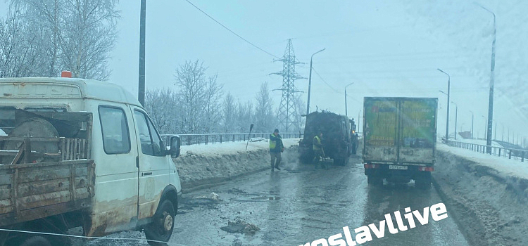 В Ярославле провели экстренный ямочный ремонт на Суринском путепроводе