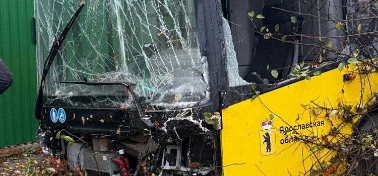 В Угличе произошло ДТП с участием автобуса_305545