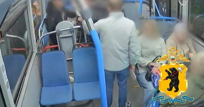 В Ярославле мужчина в электробусе достал нож