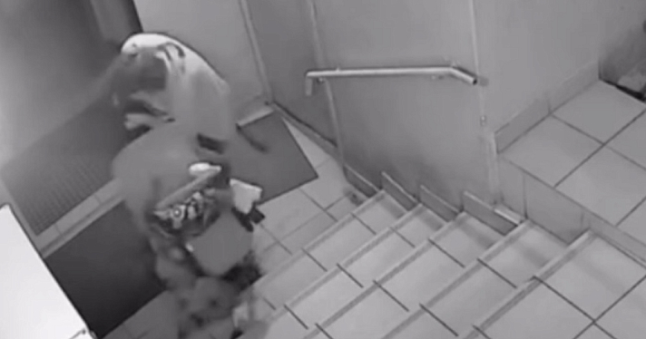 «Убью тебя!»: в Ярославле женщина избила трёхлетнюю девочку-инвалида в подъезде