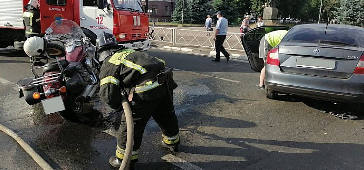 Появилось видео ДТП легковушки и мотоцикла в центре Ярославля