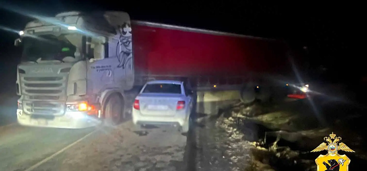 В Ярославской области в ДТП с участием легковушки и фуры пострадал мужчина_313195