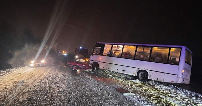В полиции рассказали подробности аварии автобуса и легковушки под Ярославлем_258404