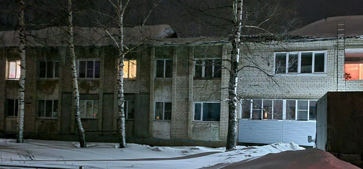 В Ярославской области под тяжестью снега массово рушатся крыши жилых домов_265370