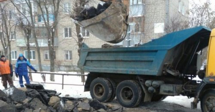 Из-за аварии на водопроводе в Рыбинске вскрыли отремонтированную дорогу