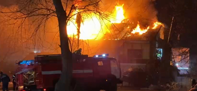 В Ярославле почти три часа горело здание