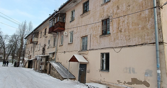 Треснула несущая стена: в Ярославле экстренно обследуют жилой дом_259316