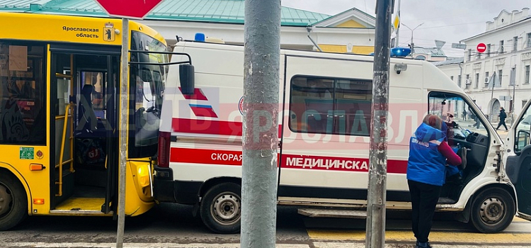 В Ярославле автобус врезался в машину скорой помощи, приехавшую за пассажиром этого автобуса