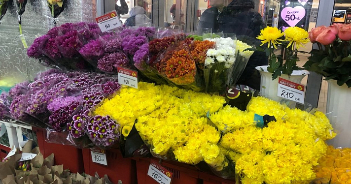 Очереди в цветочных магазинах Ярославля: сколько стоят цветы к 8 марта
