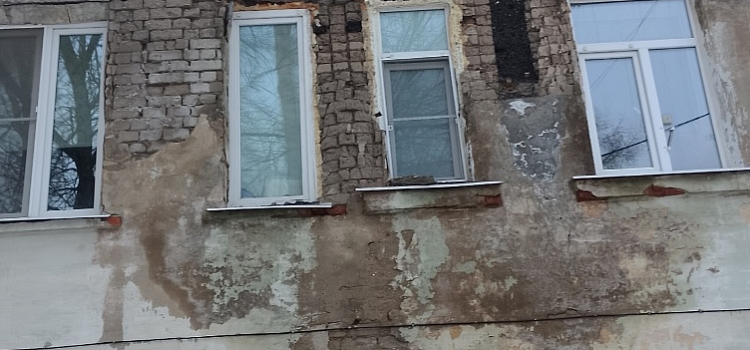 В Ярославле из-за протечек крыши обвалился фасад жилого дома