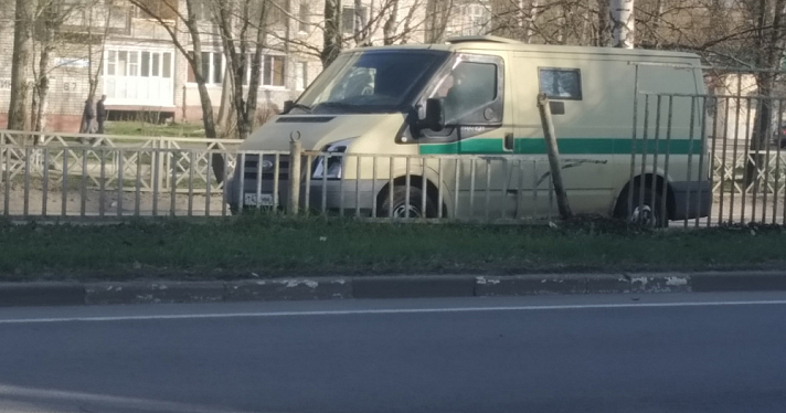 В Ярославле автомобиль инкассаторов снес забор на проспекте Дзержинского
