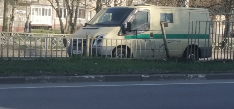 В Ярославле автомобиль инкассаторов снес забор на проспекте Дзержинского