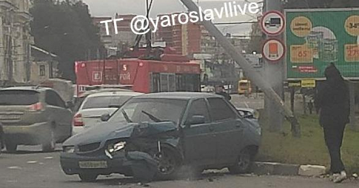 В Ярославле после столкновения легковушки и троллейбуса наклонились два столба