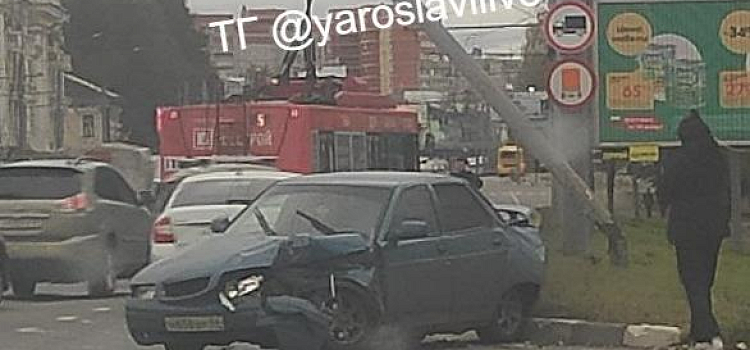 В Ярославле после столкновения легковушки и троллейбуса наклонились два столба