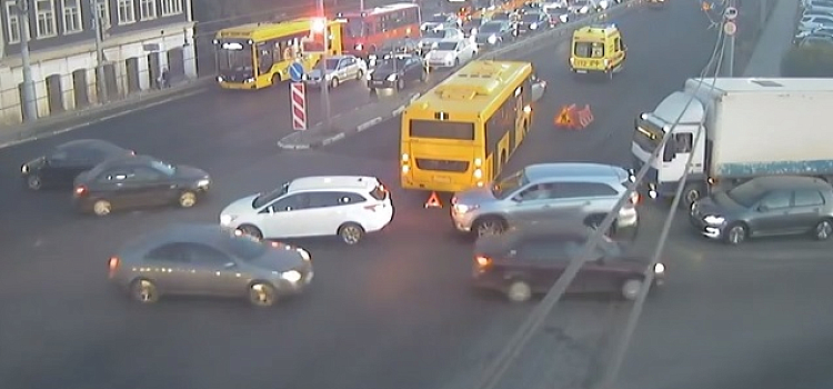 В Ярославле в ДТП пострадала пассажирка автобуса