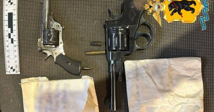 Дореволюционный «схрон»: в стене одного из домов в Ярославле обнаружили два револьвера с патронами