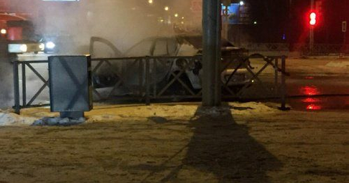 Ночью в результате аварии сгорел автомобиль в Ярославле: видео 