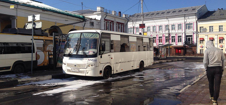 Пена на асфальте и сильный запах топлива в Торговом переулке: у автобуса пробило бак_159929