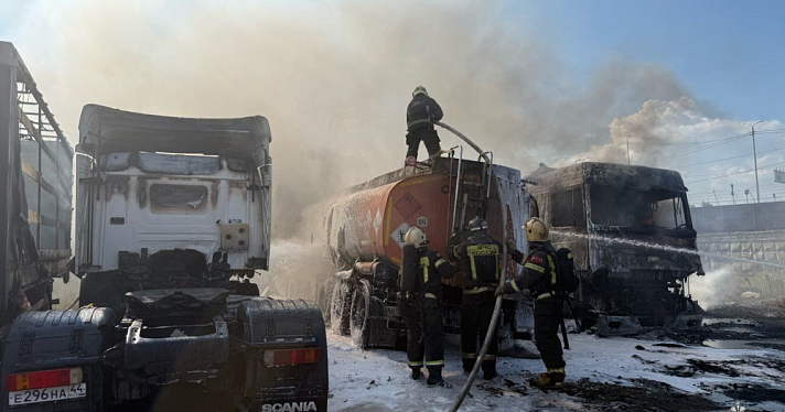 Загорелся бензовоз: в Ярославле случился пожар в промзоне