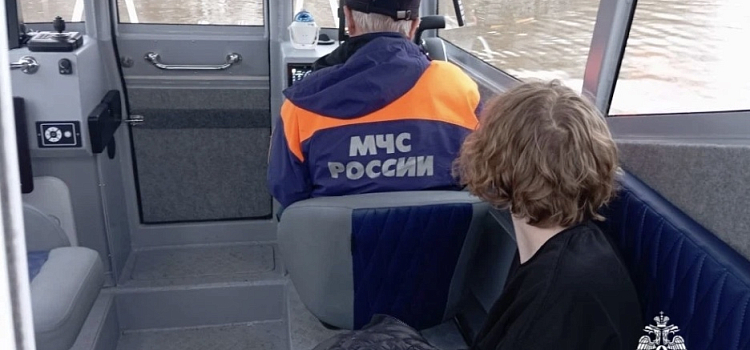 В Ярославле подростка едва не унесло на льдине_314125