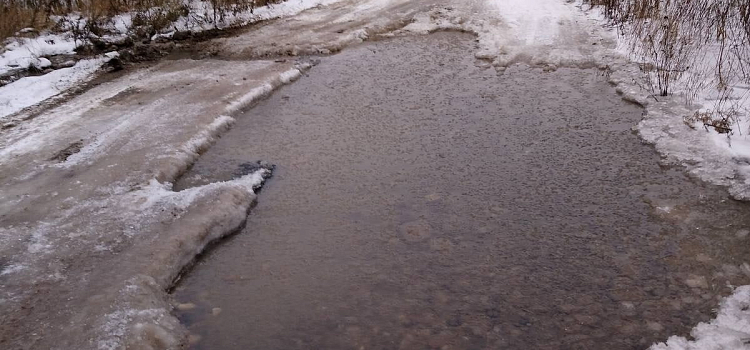 «Можно вместе с вездеходом провалиться»: под Ярославлем размывает дорогу до деревни_226224