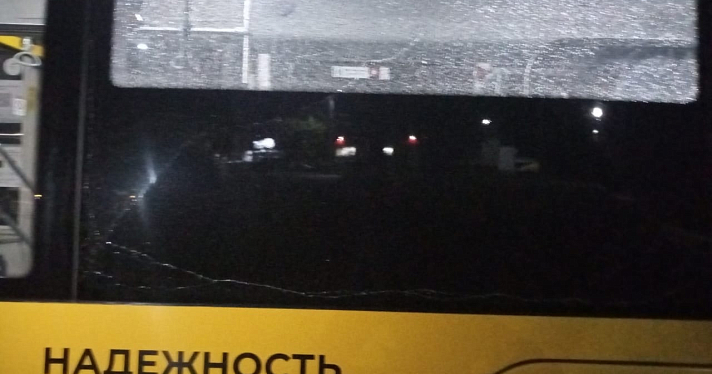 Стрелок ведет себя крайне дерзко: в Дзержинском районе Ярославля продолжают обстреливать автобусы_251754