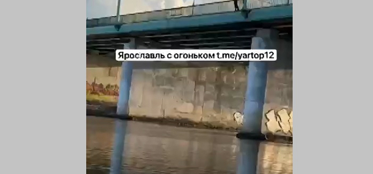«Люди просто ходят мимо, снимают на камеру»: в центре Ярославля мужчина спрыгнул с моста