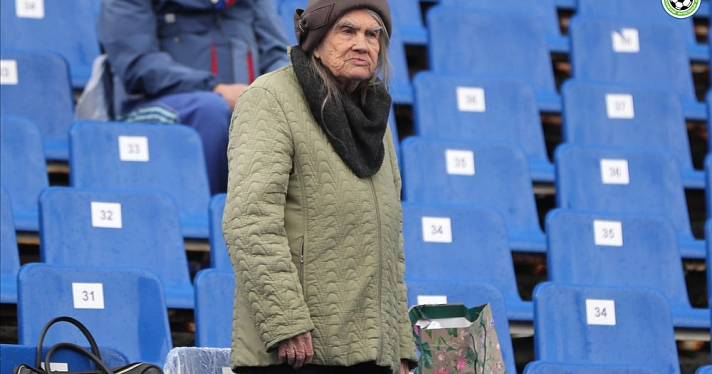 Не последний для спорта человек: в Ярославле нашли пожилую футбольную болельщицу, которая не оставила равнодушным никого_224046