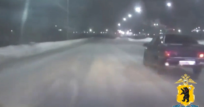 В Ярославле сотрудники ДПС открыли огонь, чтобы остановить молодого лихача