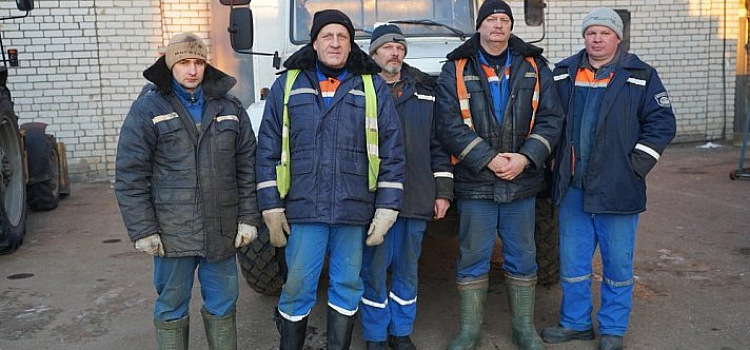 Малыш ушел под лед: сотрудников «Ярославльводоканала», которые спасли ребенка, наградили грамотами