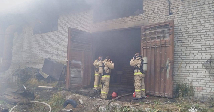 Под Ярославлем загорелся склад лесоматериалов