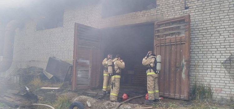 Под Ярославлем загорелся склад лесоматериалов