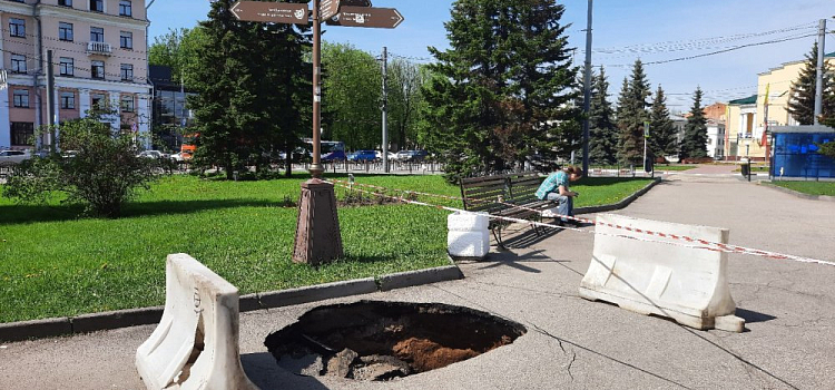 В Ярославле у Знаменской башни провалился асфальт