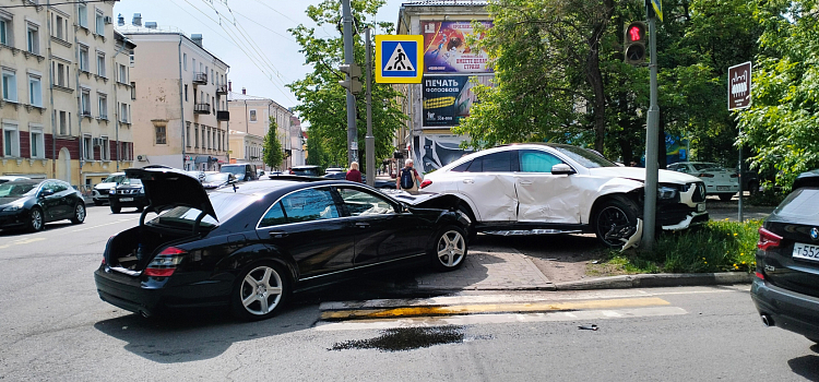 В центре Ярославля дорогу не поделили два «Мерседеса»_240762