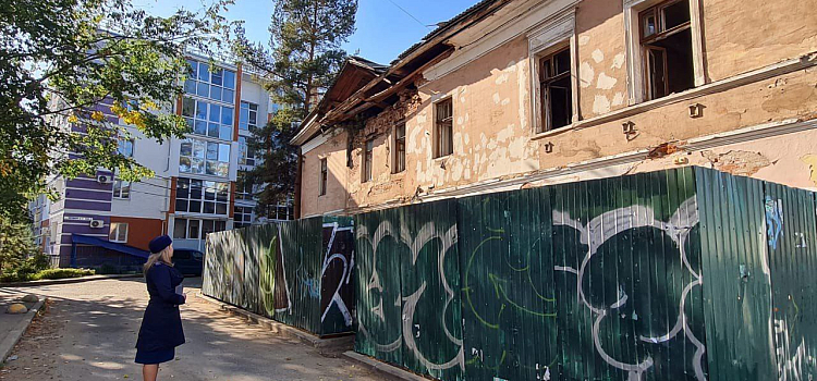 Прокуратура проверит состояние дома с разрушающимися балконами в центре Ярославля_282589