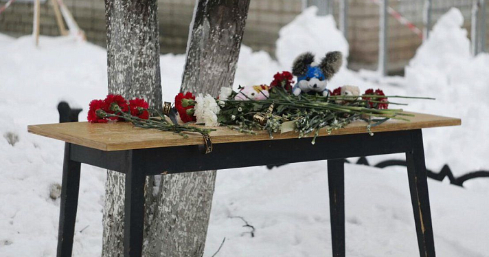 Ярославцы несут цветы на место трагедии в Ярославле