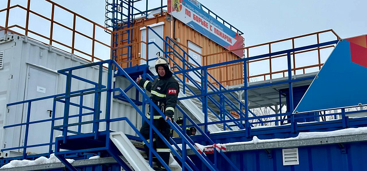 Почувствовать себя настоящим пожарным: ярославские журналисты спасли человека из огня_262799