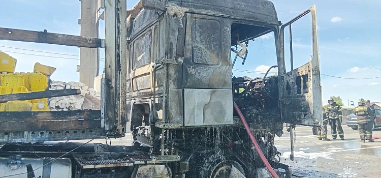 В Ярославском округе на трассе полыхал грузовик со стройматериалами_317246